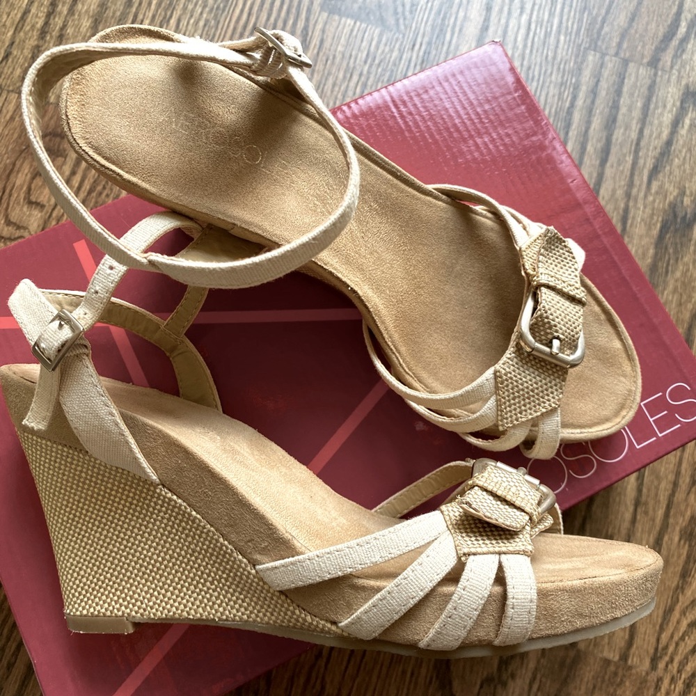 Aerosoles wedge
